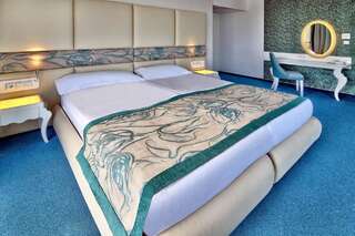 Отель Grifid Metropol Hotel - Premium All inclusive - Adults Only Золотые Пески Люкс с 1 спальней и видом на море (для 2 взрослых)-1